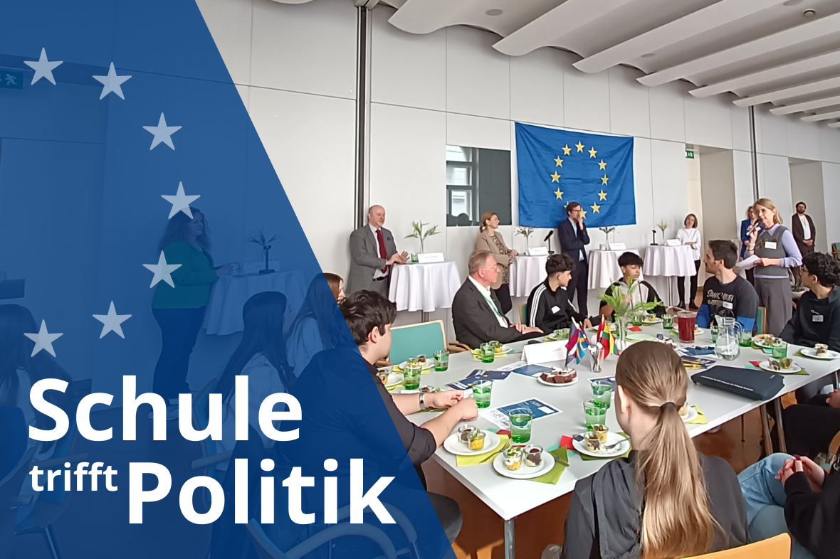 Text: Schule trifft Politik<br/>Im Hintergrund Schüler:innen und Personen, die an einem Tisch sitzen und diskutieren