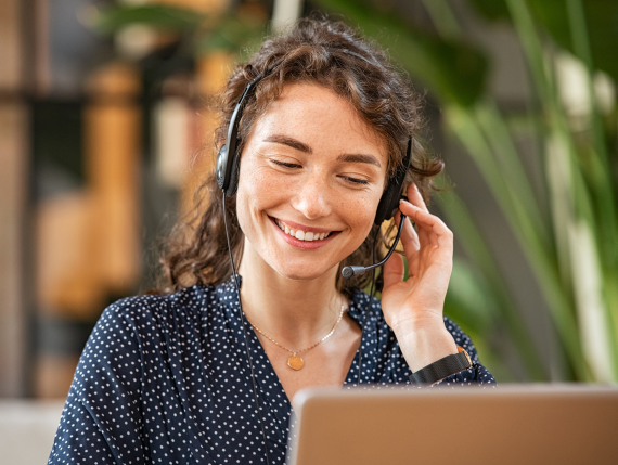 Eine Frau, die mit einem Headset telefoniert